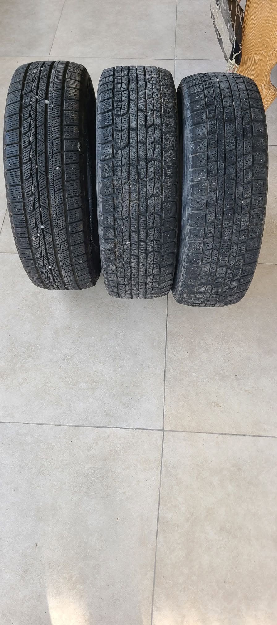 İyi halılar satılır, ikisi birdir, biri 140₾