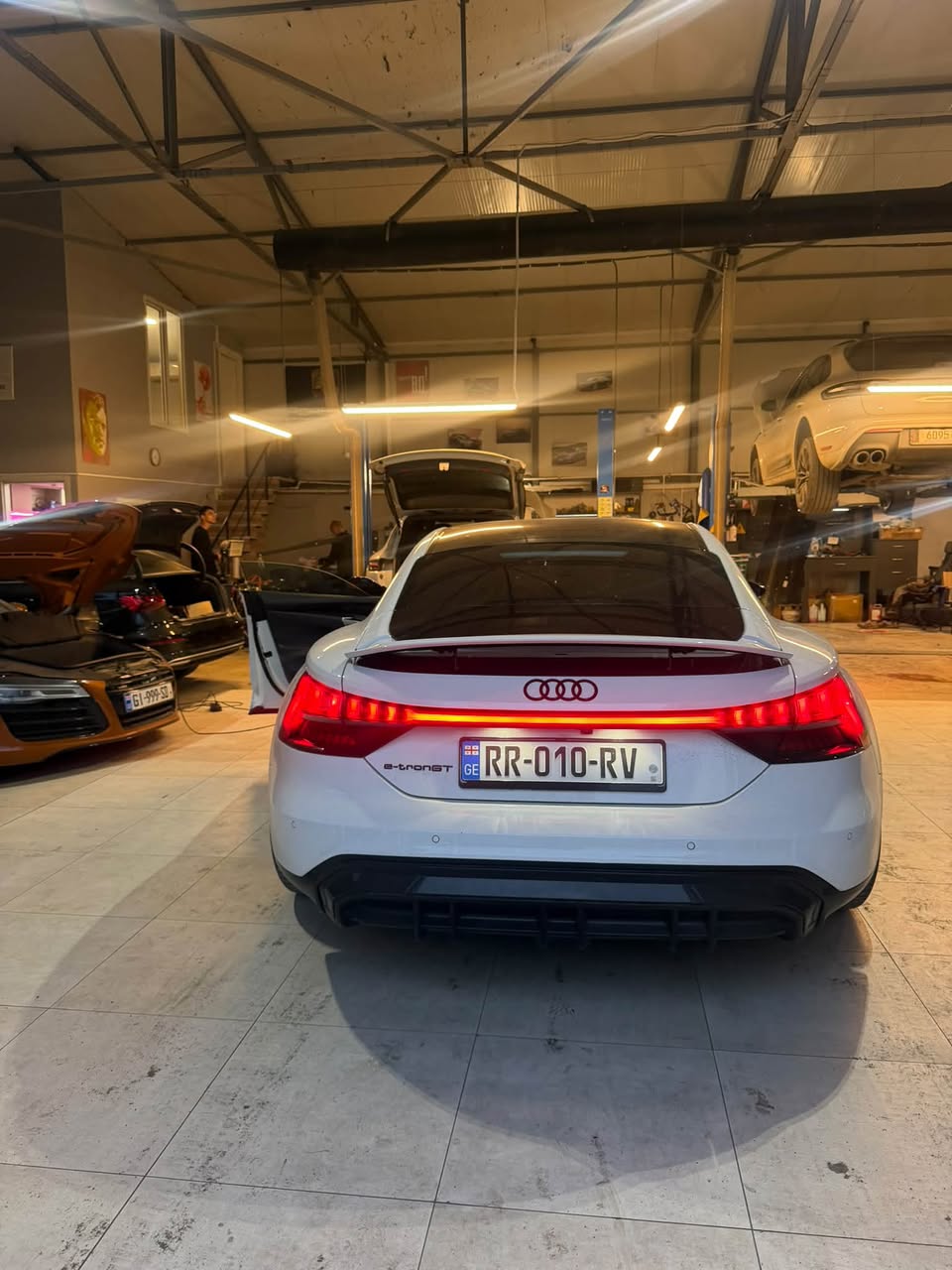 იყიდება 41500$ E tron gt 2022