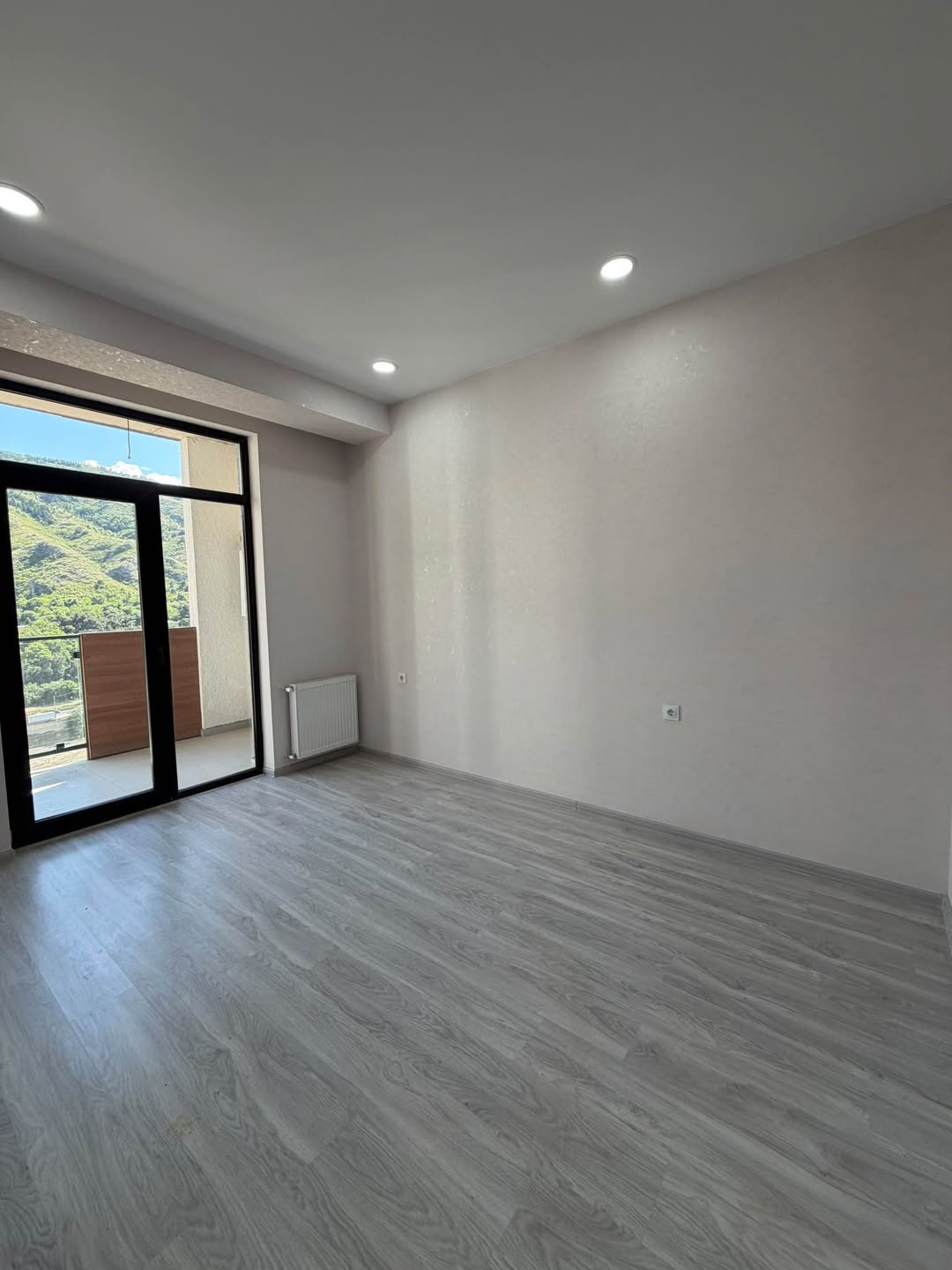 Satılır 3-otaqlı mənzil, Tbilisi