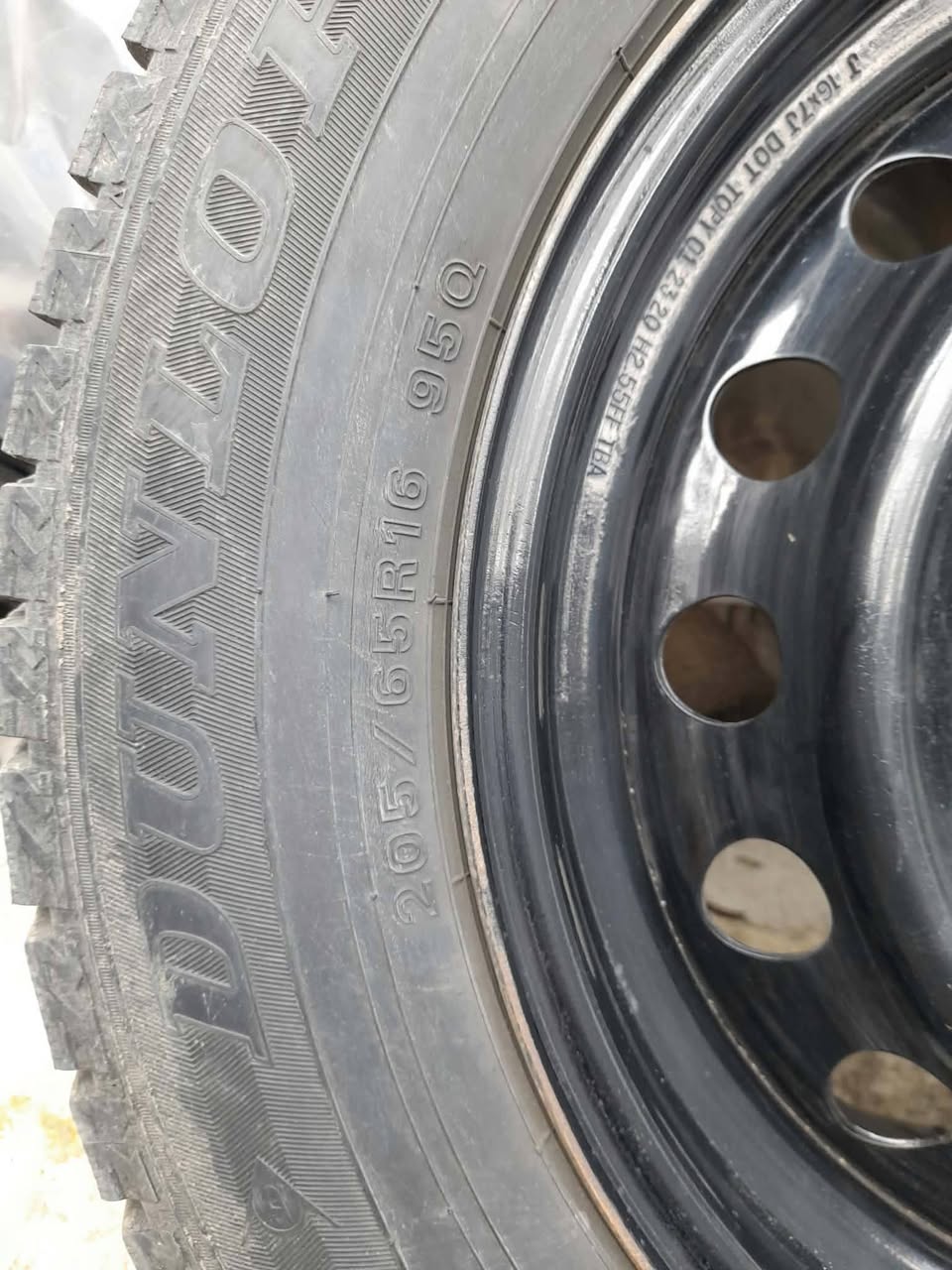 Продаются шины. Находятся в Хашури. 4 штуки "Dunlop" своих - 500₾