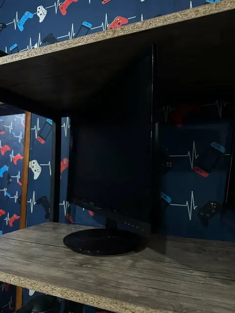 24 inç'lik monitör satılık, arızalı — 80₾