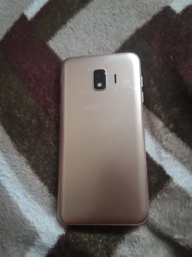 Золотой Samsung смартфон