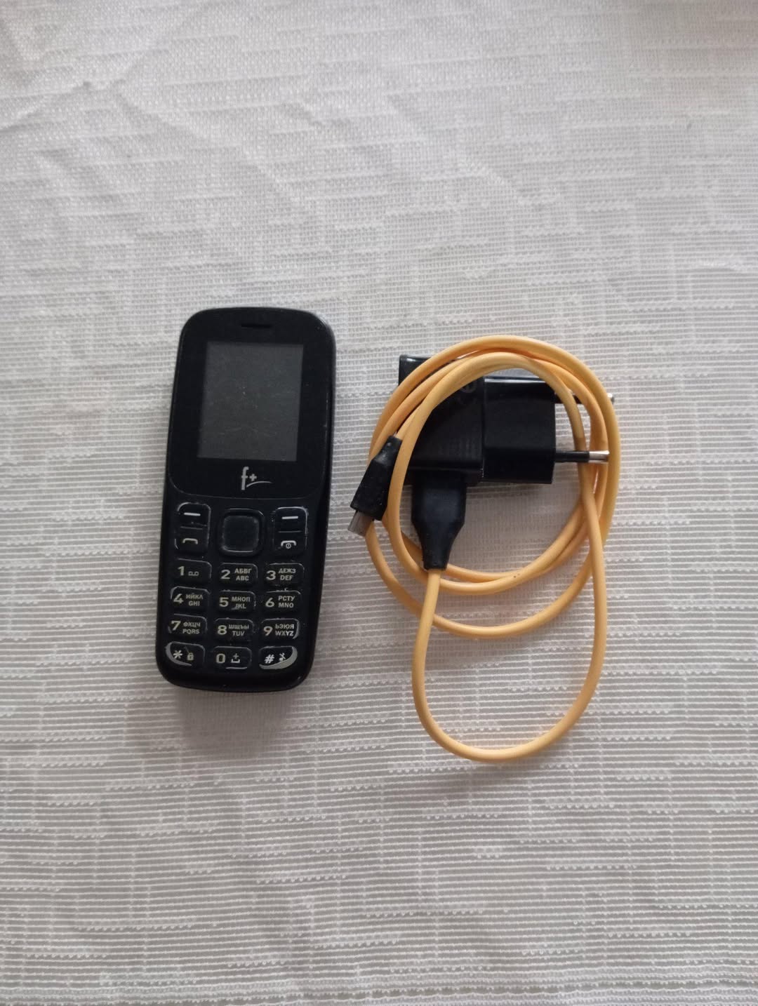 F+ qara düyməli telefon, adapterlə