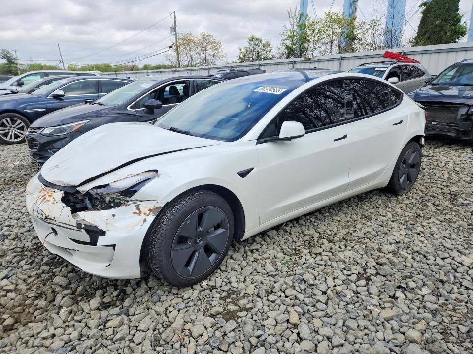 Yolüstü satılır Tesla Model 3. 2023 — 9,500$