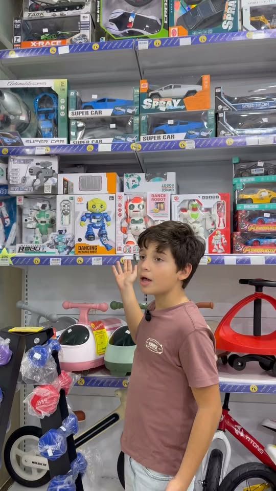 Oyuncak robotlar Panda mağazasında