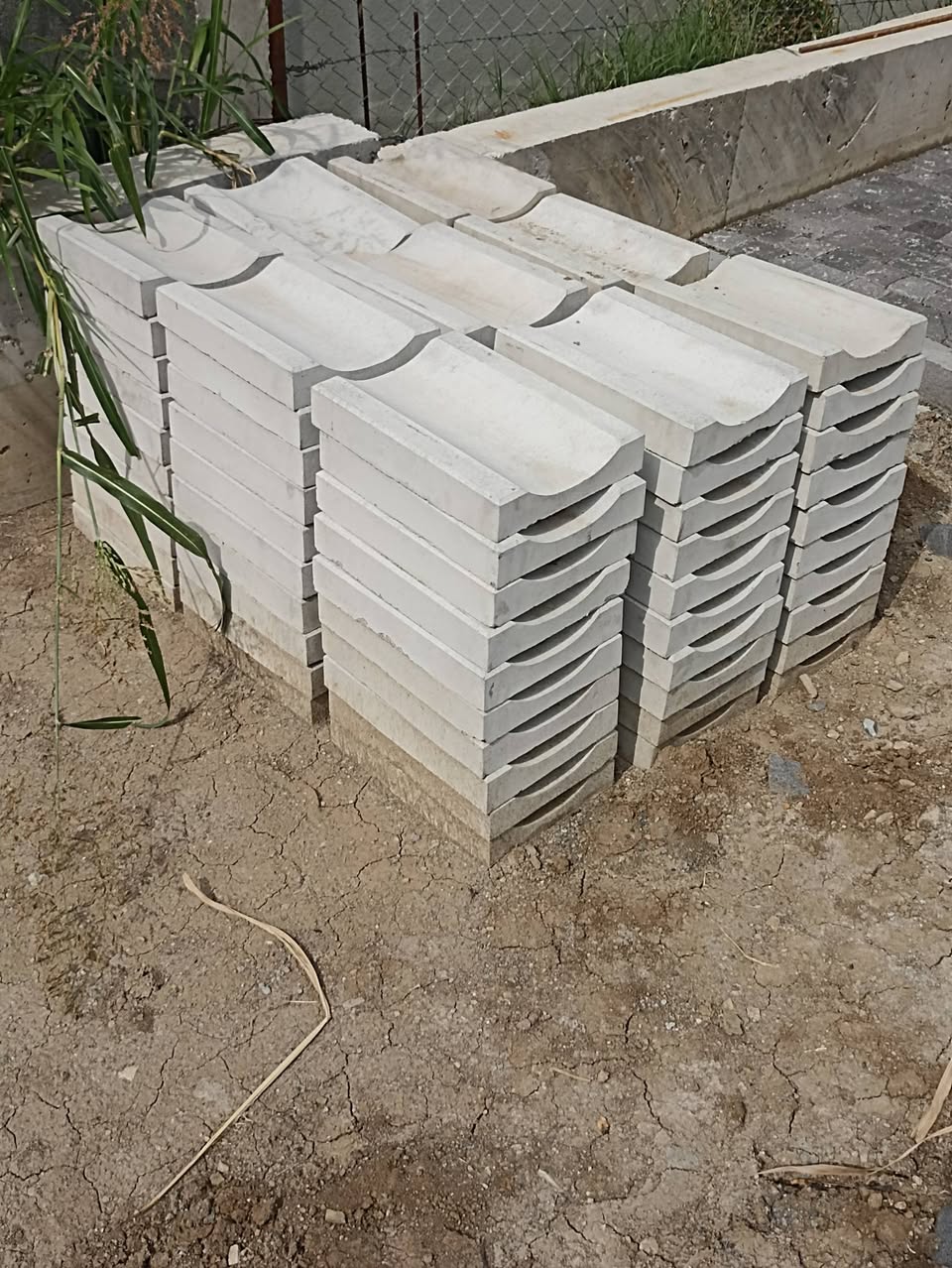 იყიდება ბეტონის სანიაღვრე, ზომა 35x25x7 სმ — 200₾