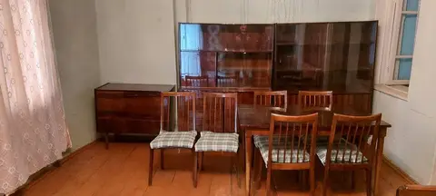 სასადილო ჯგუფი: მაგიდა, 6 სკამი, ვიტრინები