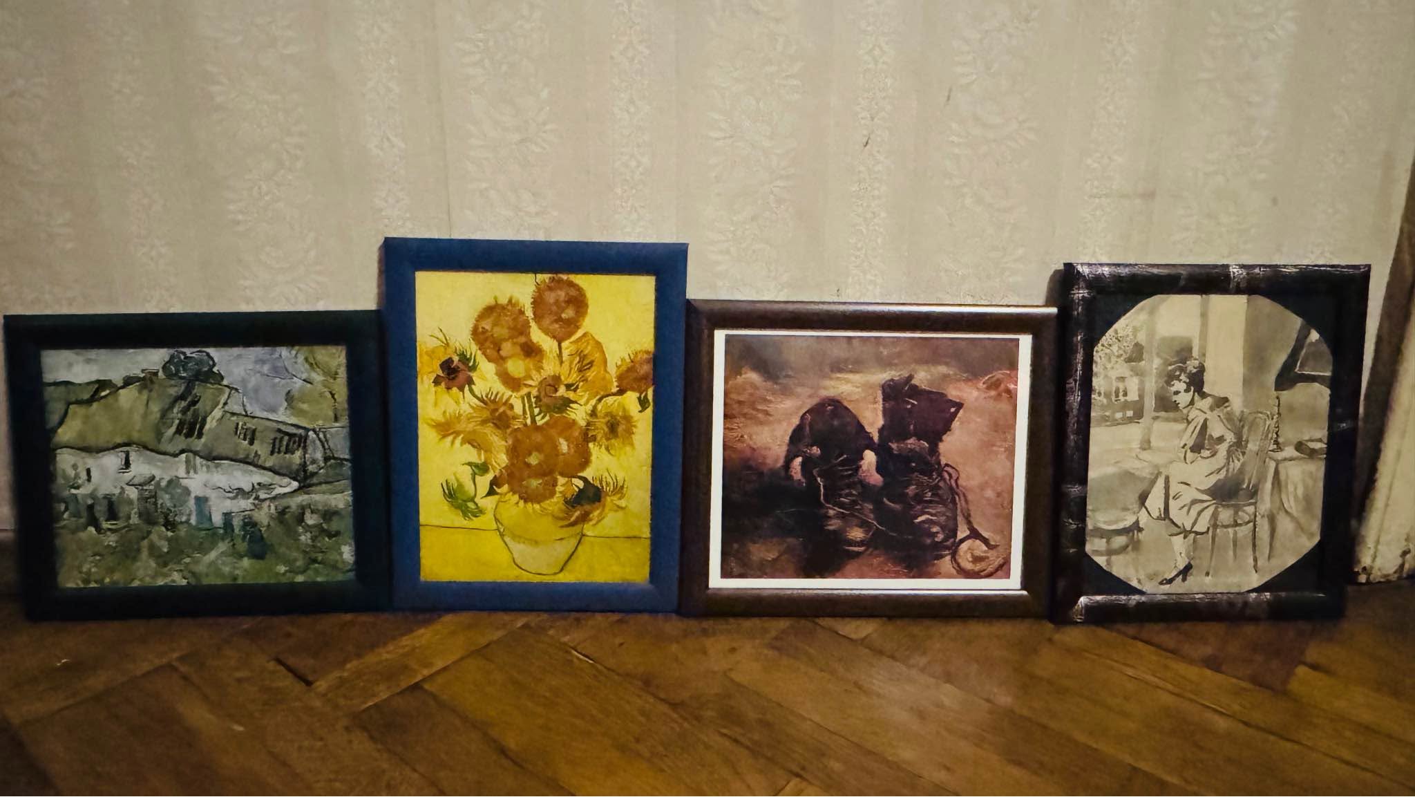 For sale 4 framed posters/paintings in ideal condition