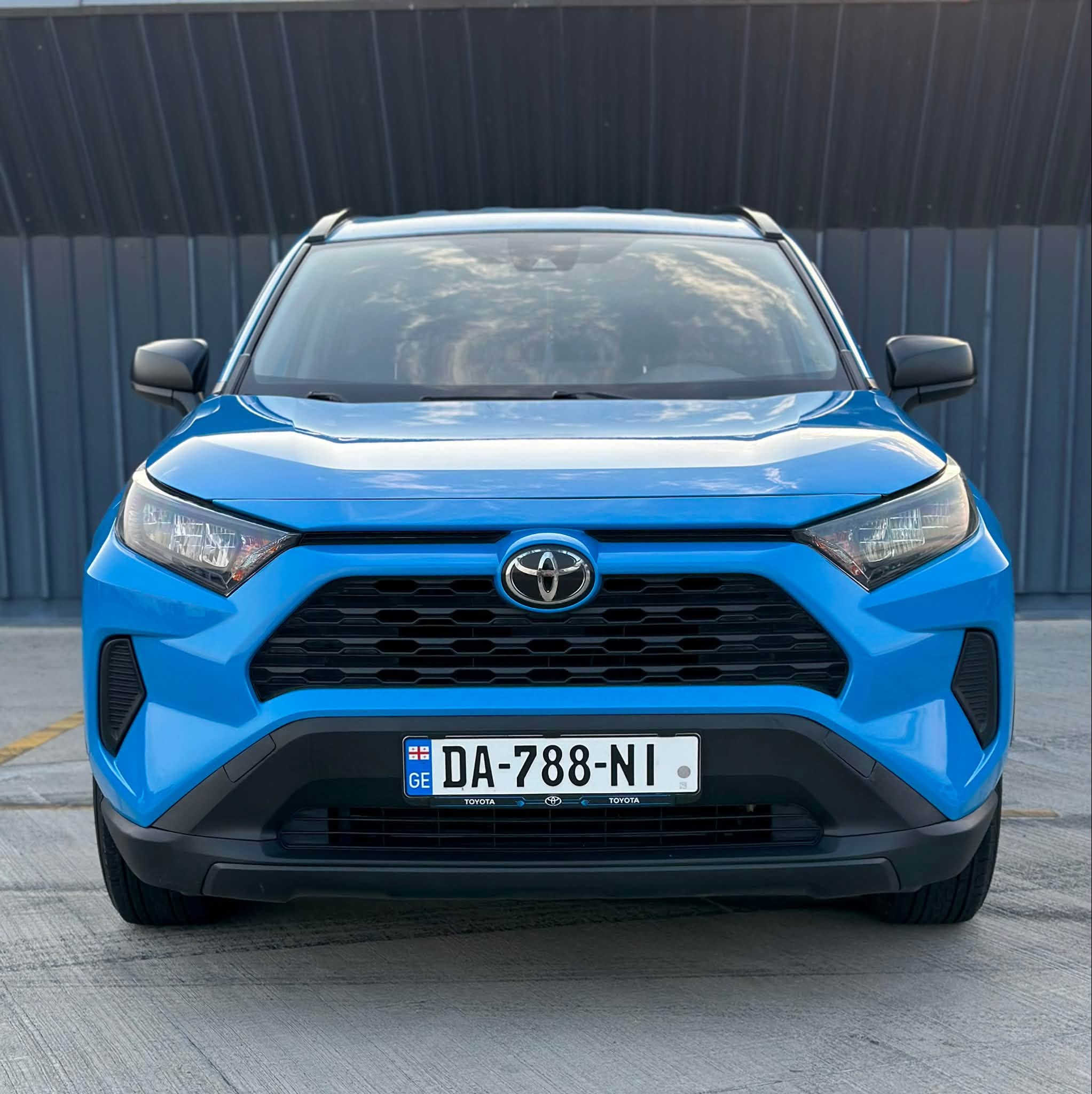 Toyota RAV4 2019 — 15,000$