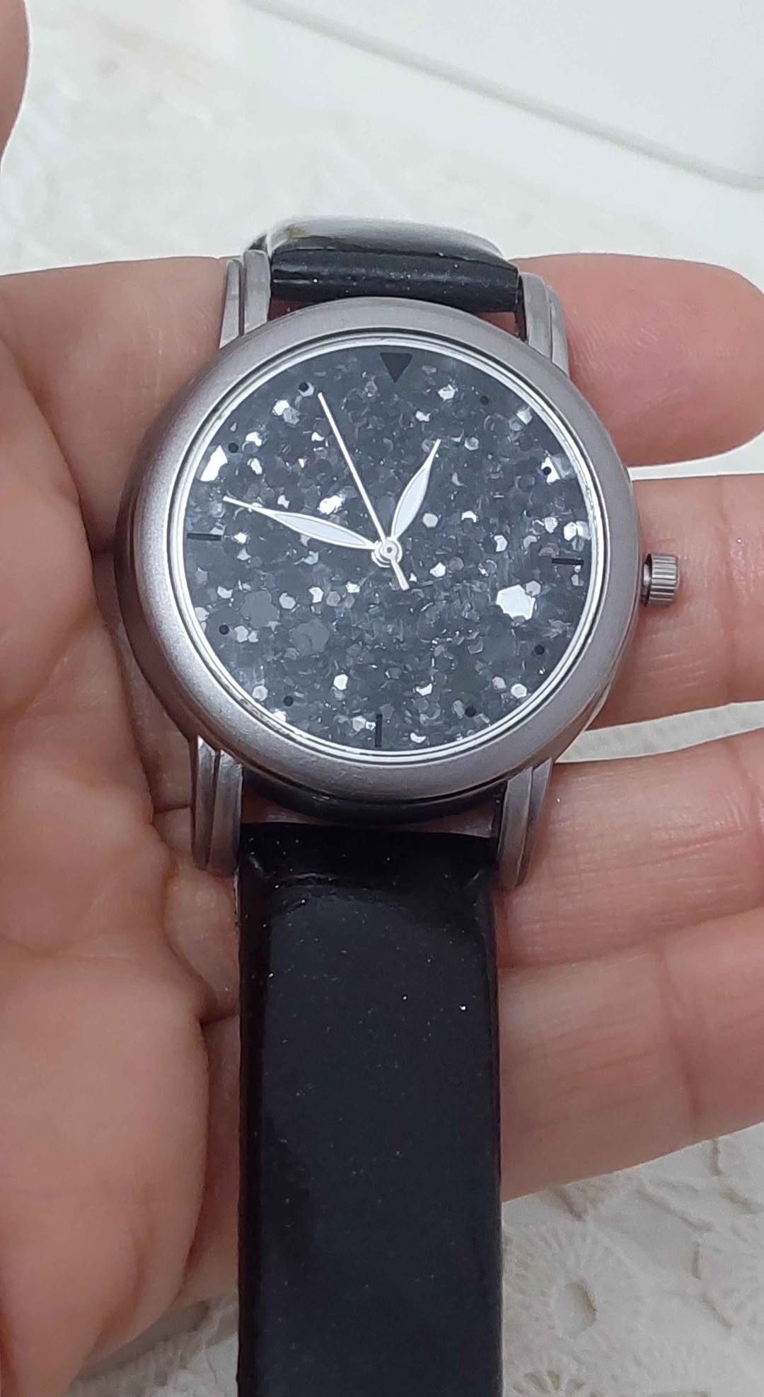 Steel wristwatch with glitter dial