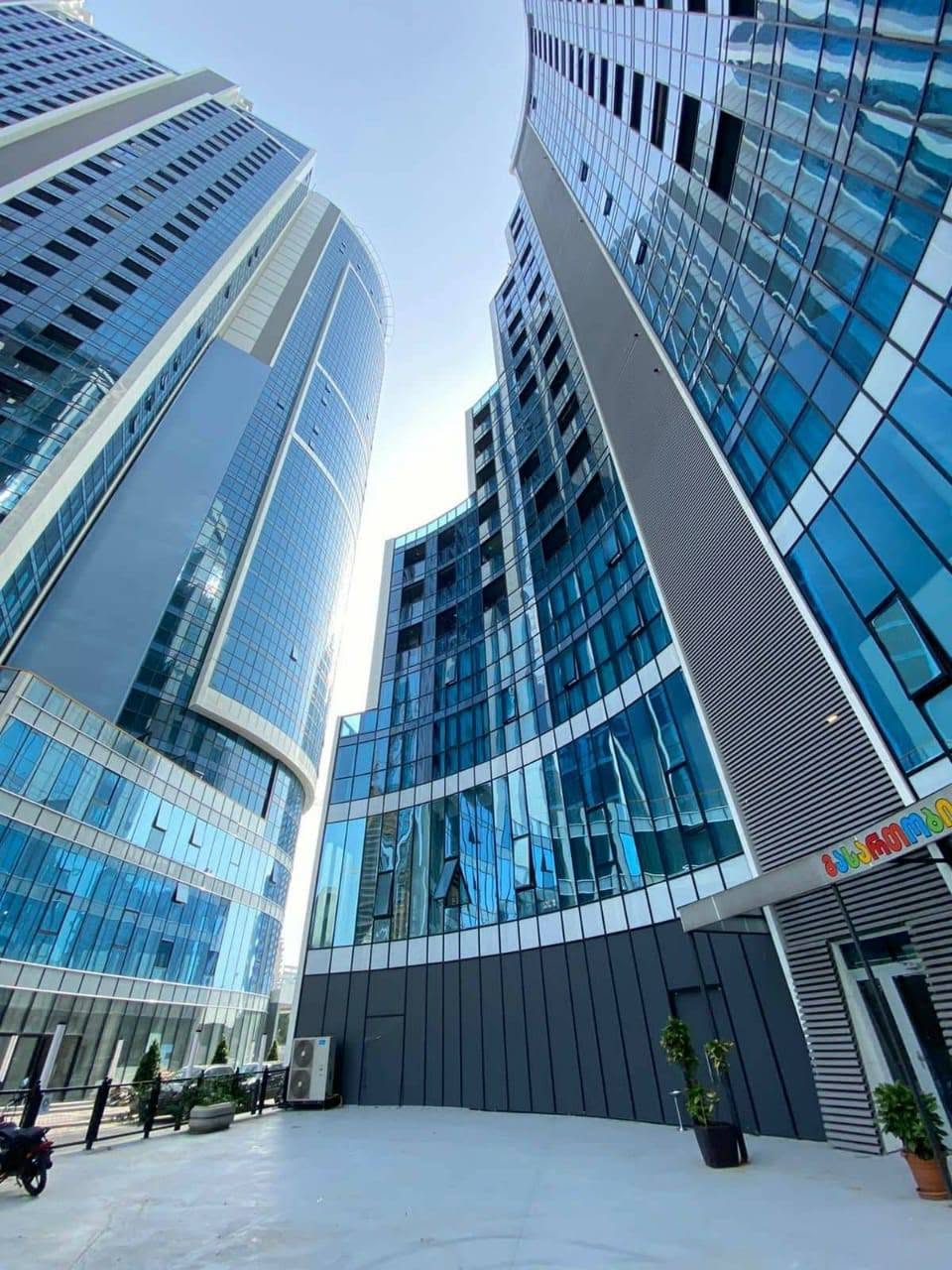 1+1 kiralık daire, Bilyoner binası