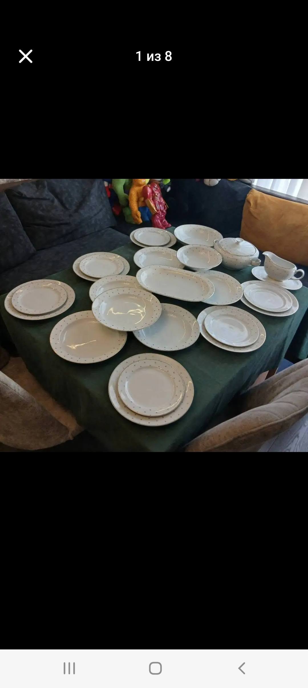 Porcelain dinner service with dots