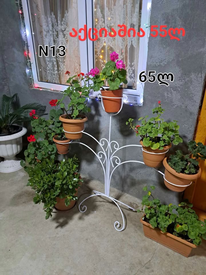 Ağ metal güllərin qabları yarpaqlarla