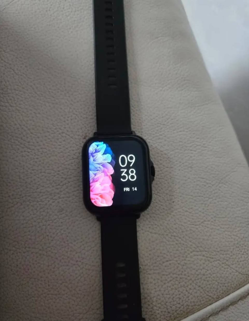 40ლ. A smart watch is for sale. It connects to Bluetozi