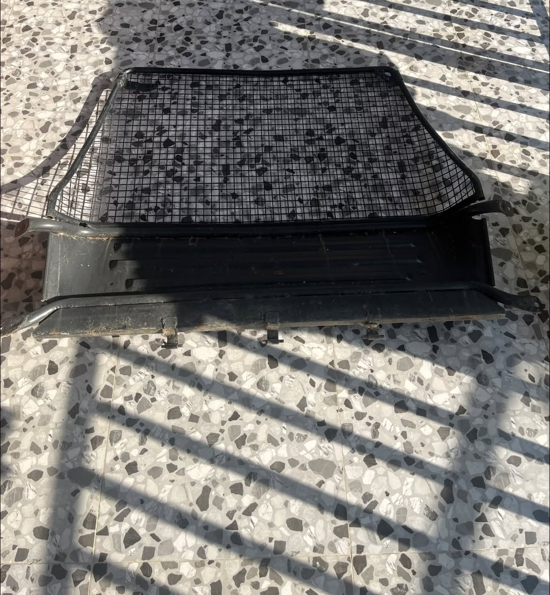 Siyah metal raf ile mesh ızgara