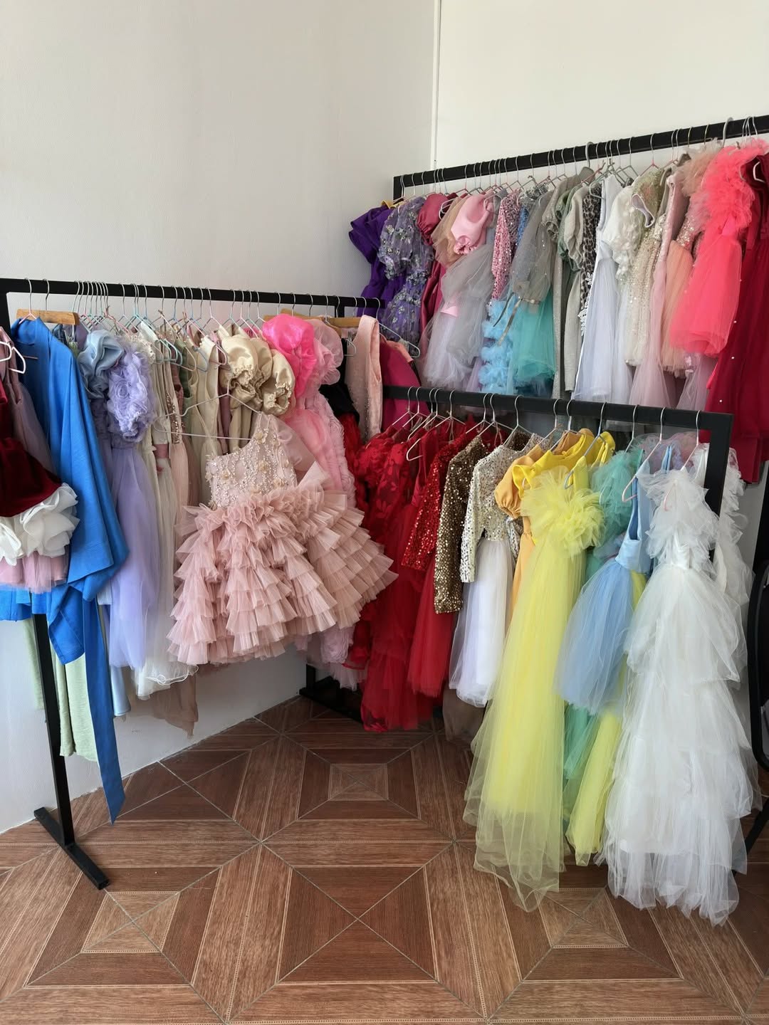 Çocuk elbisesi kiralanıyor. Sağareco Leonidze 1