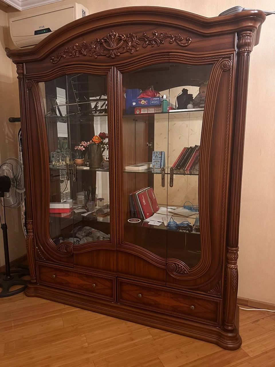 Ağac vitrin şkafı, şüşəli qapılı
