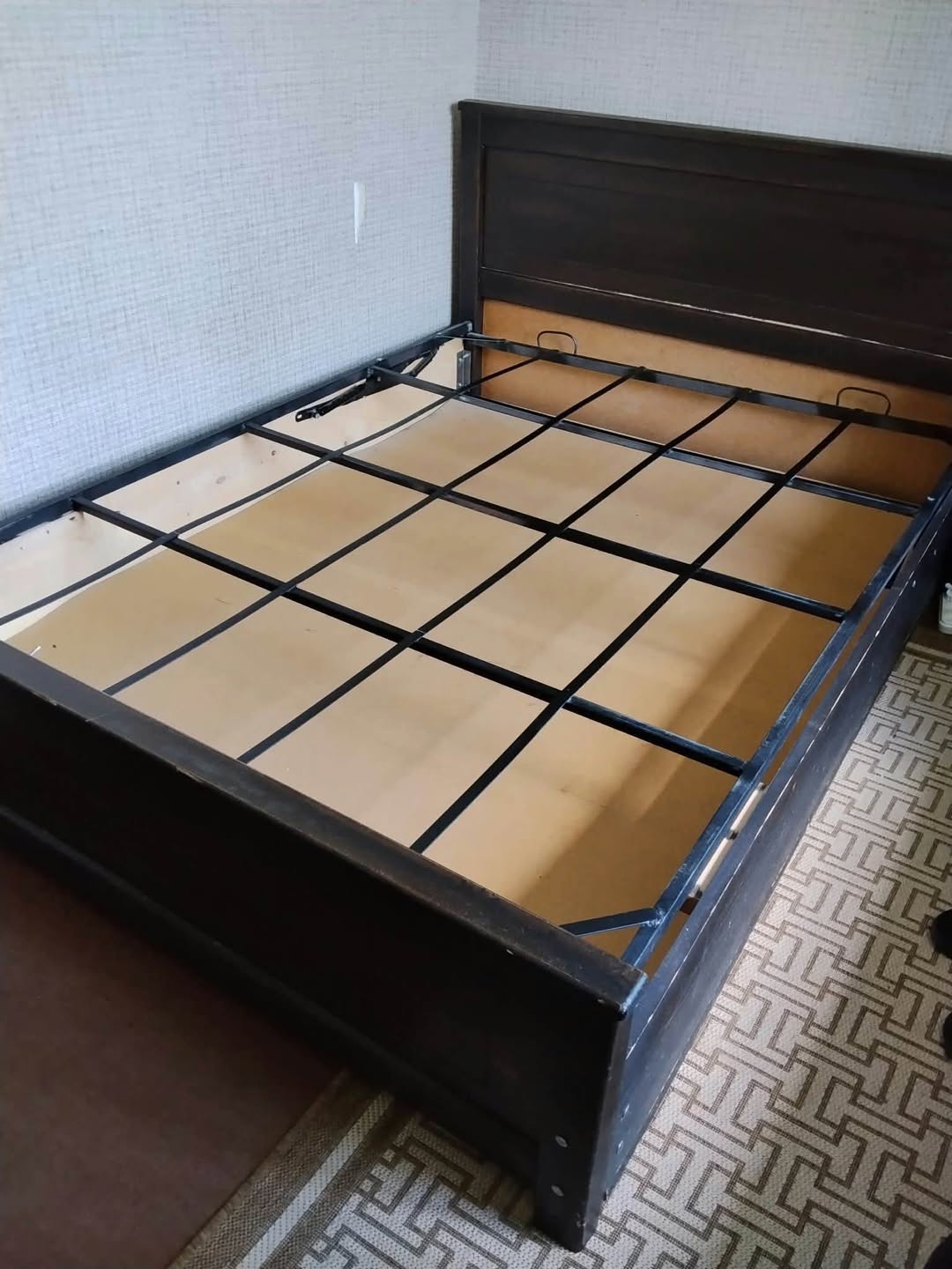 Wooden bed 160/200, in good condition