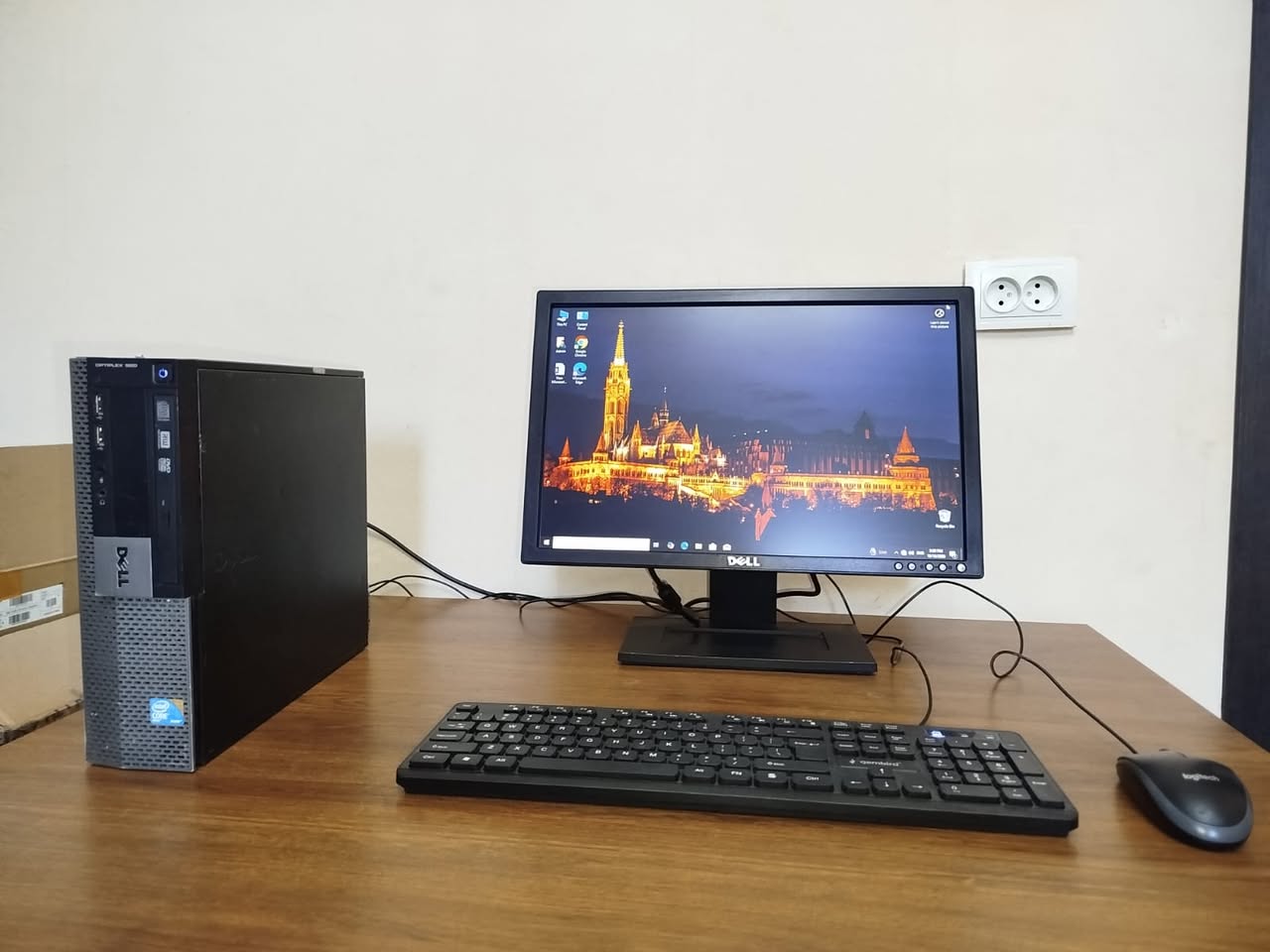DELL şirkətinin kompüteri monitoru satılır — 170₾
