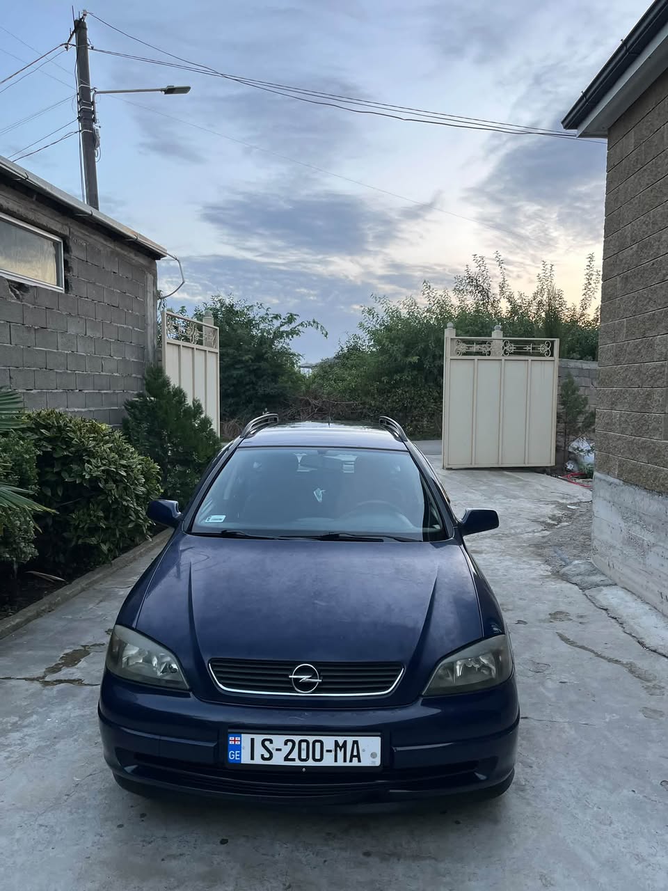 2003 modeli bir otomobil, 3.450 dolar.