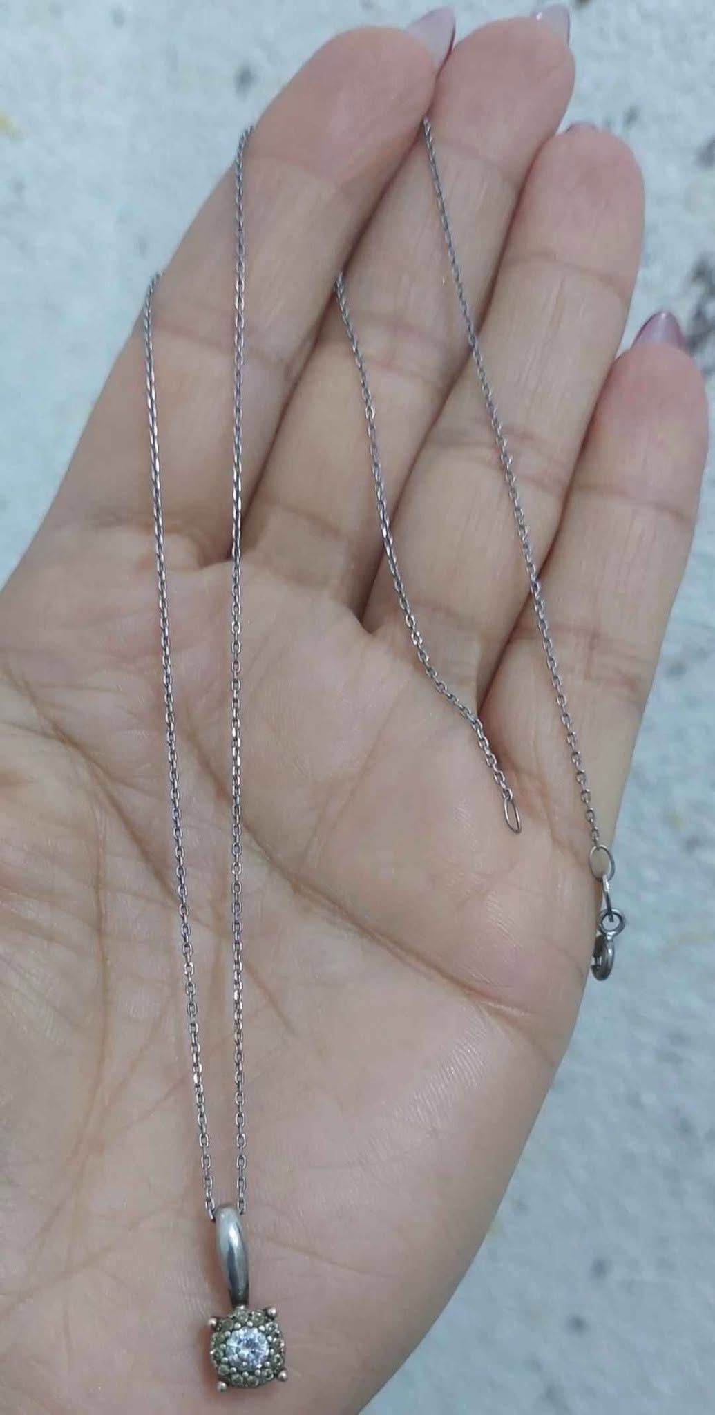 Gümüş boyunbağı, daşlı kulon
