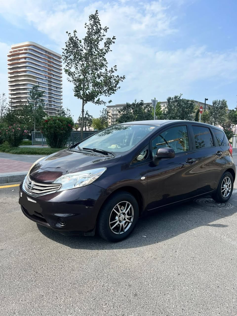 2013 modeli bir otomobil 12.000₼