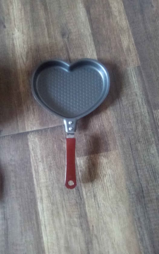 Heart-shaped frying pan