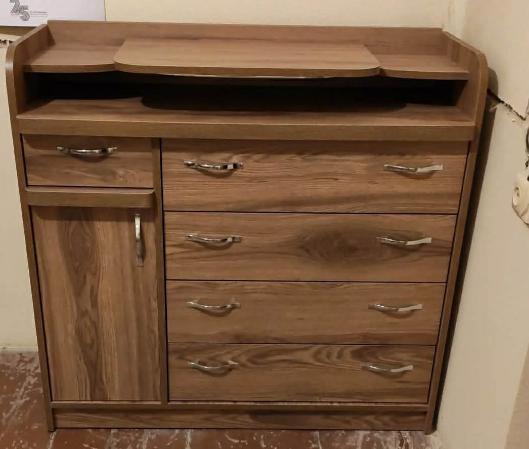 Bed 160x200 and wooden chest of drawers