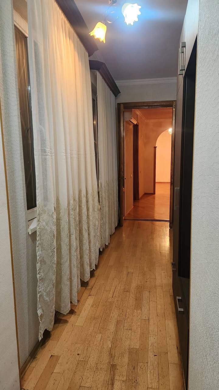 Sanzeno'da, Dombaita'ya yakın özel evin birinci katı kiralık - 1,500₾