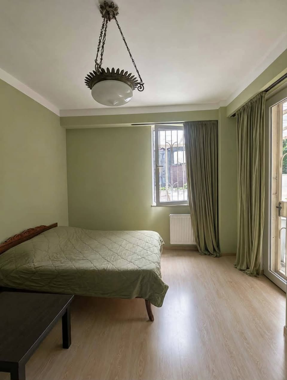 Satılır 5-otaqlı mənzil, Tbilisi