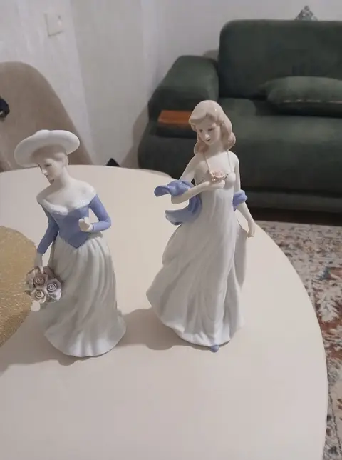 Two porcelain figurines, ladies
