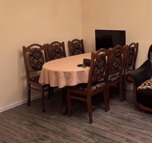 Rustavide satılık devasa ahşap masa ve sandalyeler - 500₾