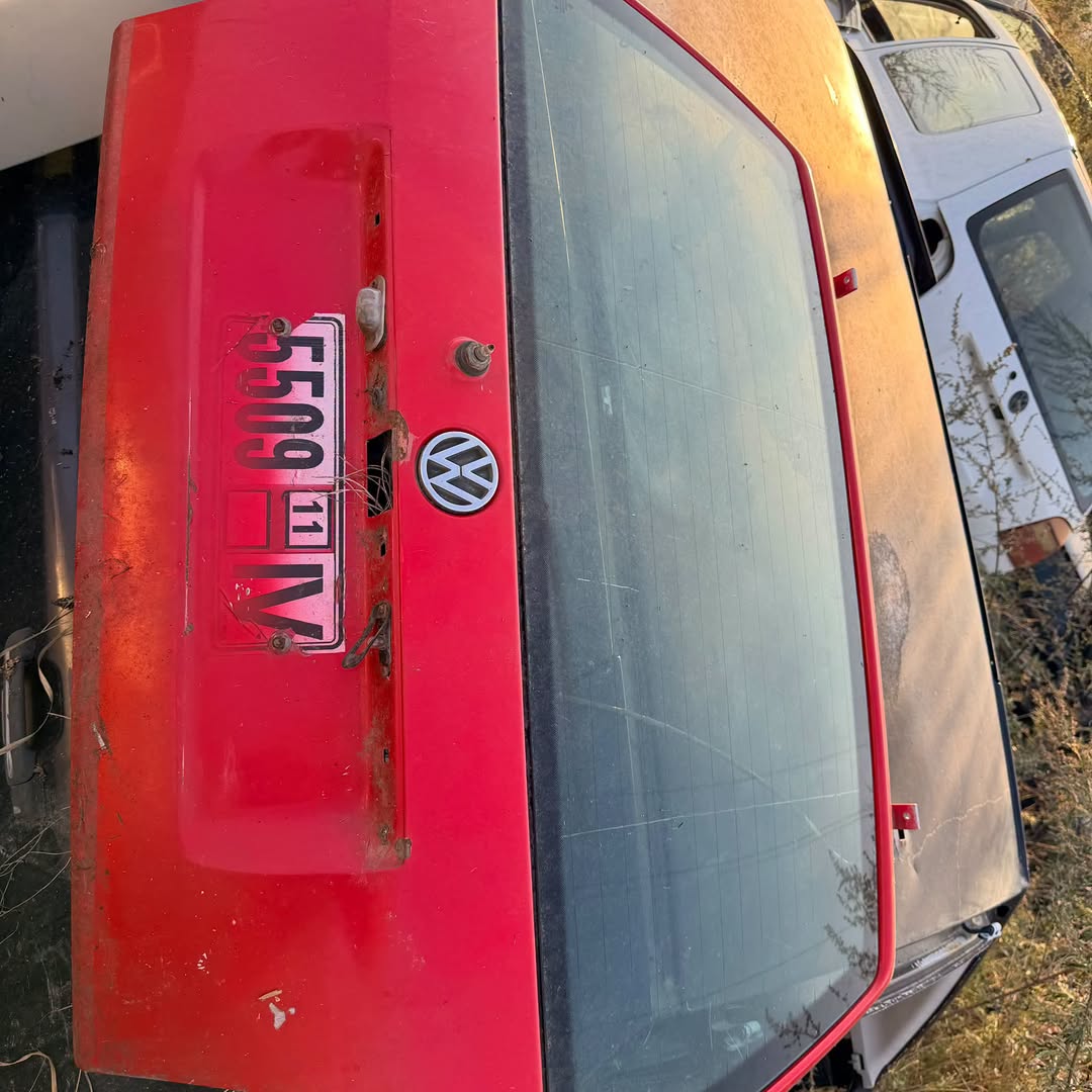 Kırmızı arka bagaj kapağı ile VW logosu