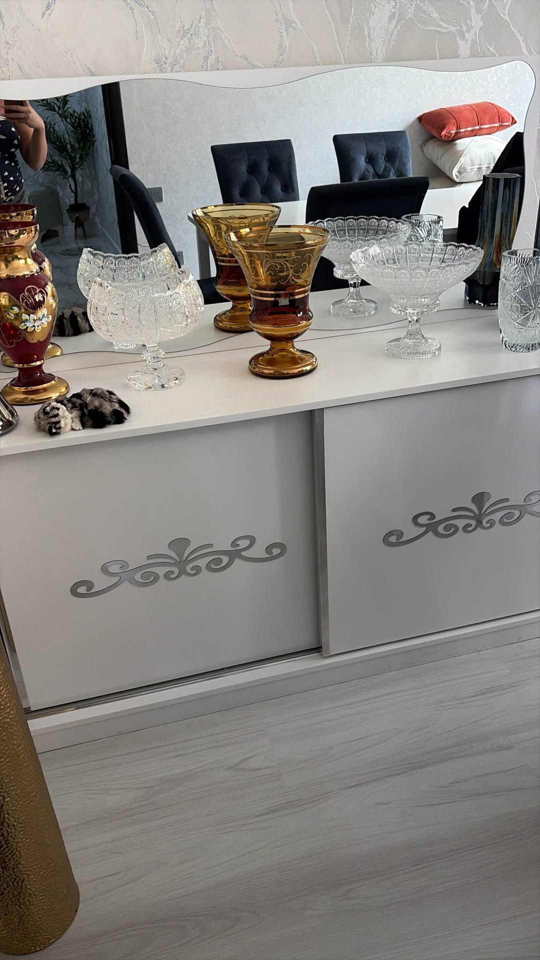 Ağ sürgülü dolab, güzgülü