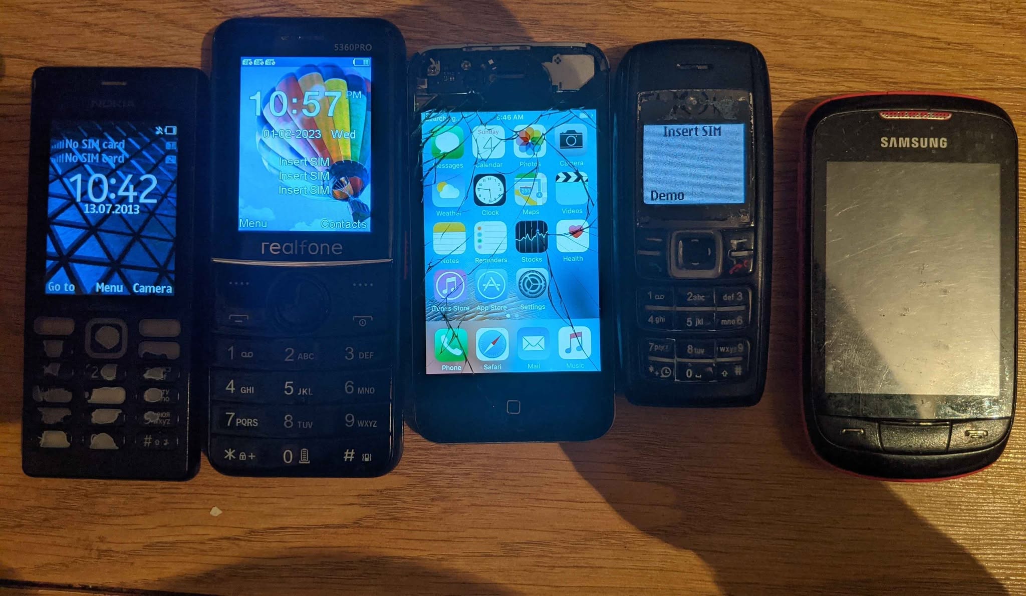 5 telefon birlikte: Nokia, iPhone 4s, Samsung