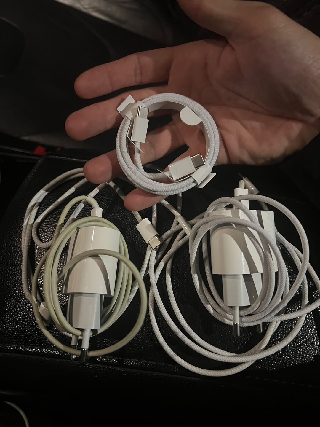 iPhone-ın orijinal USB satılır. Detallar üçün şəxsi yazışmalara