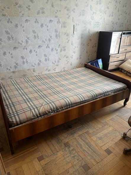 250 ლარი იყიდება ხის საწოლი მოყვება