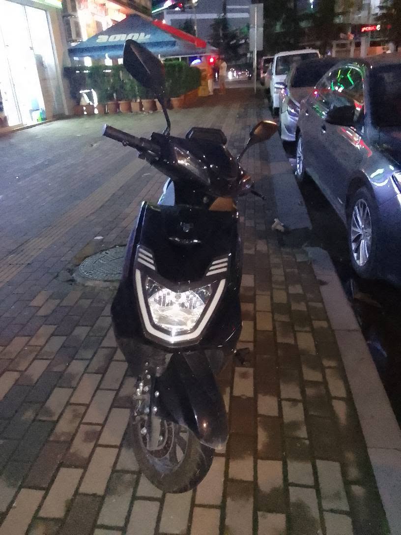 Siyah skuter, 3500 km, yeni gibi