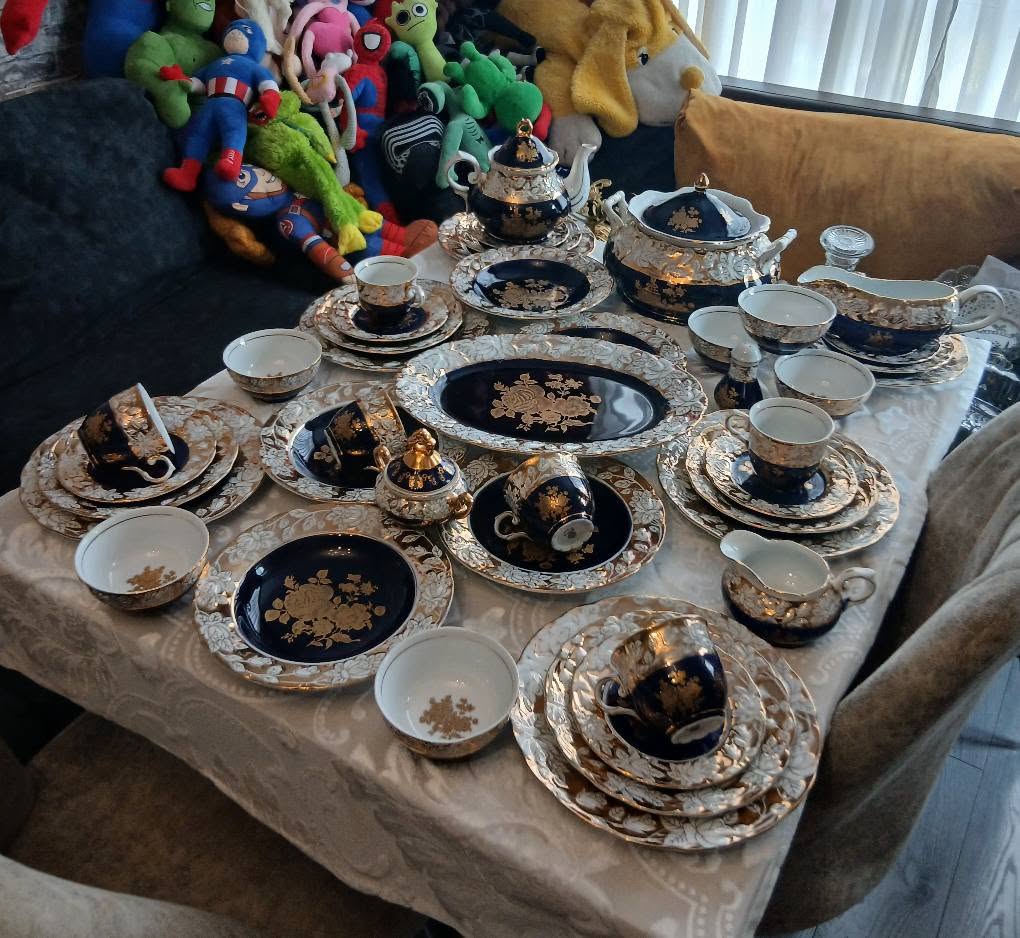 Cobalt and gold porcelain tea set, 6 persons
