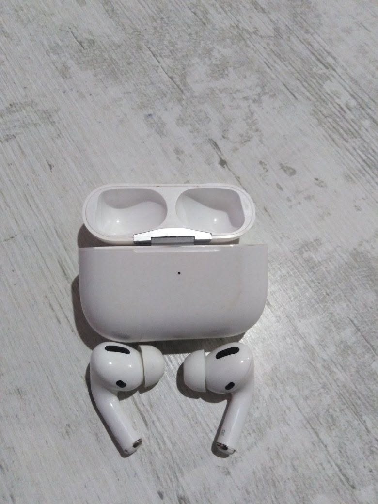 AirPods Pro բնօրինակ ականջակալներ պատյանով
