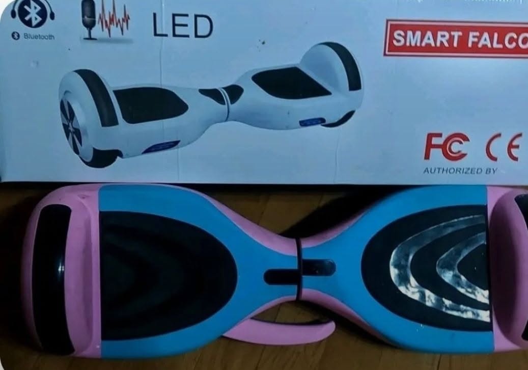 ვარდისფერ-ცისფერი ჰოვერბორდი LED-თან და Bluetooth-თან