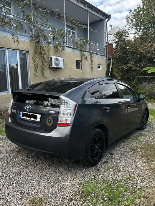 Toyota Prius 1.8 Hybrid 2010 — $4,500