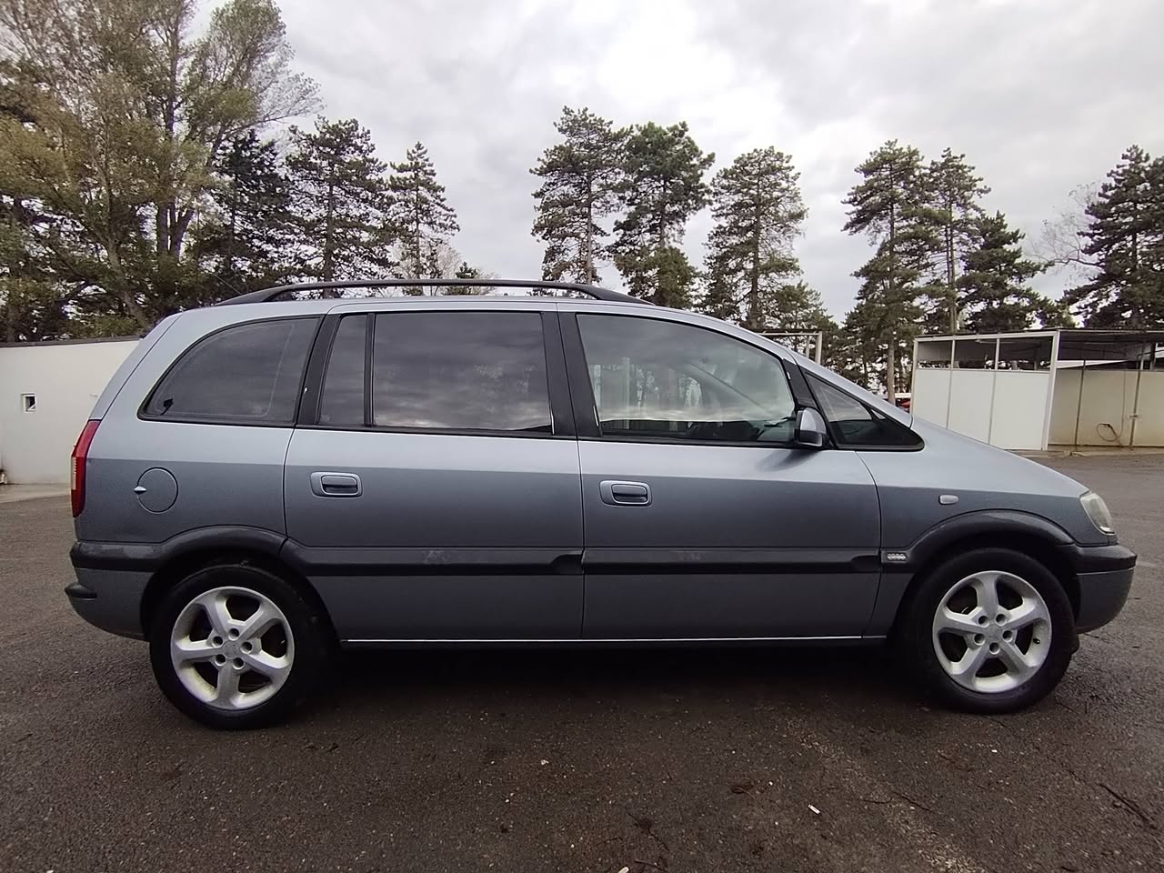 Იყიდება ოპელ ზაფირა 2003 წლიანი არის — 3,700$
