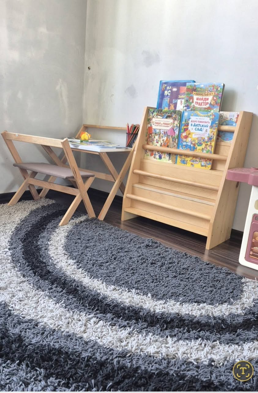 Çocuk masası, sandalye ve Montessori kitaplığı