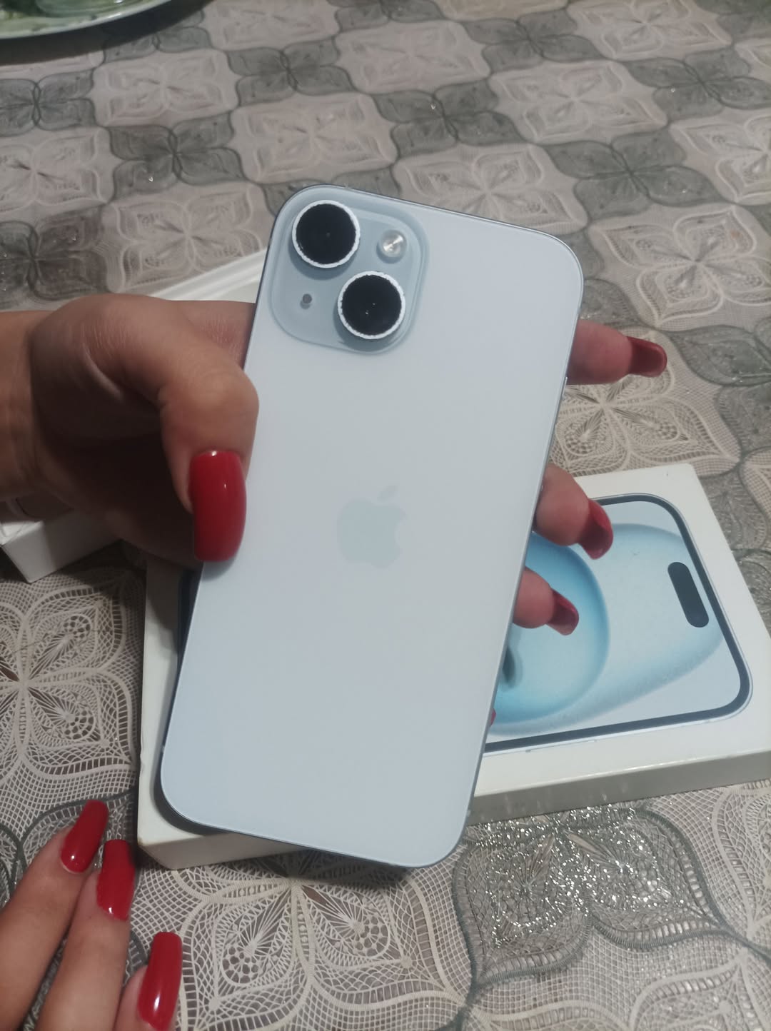 iPhone 15, batareya 76%