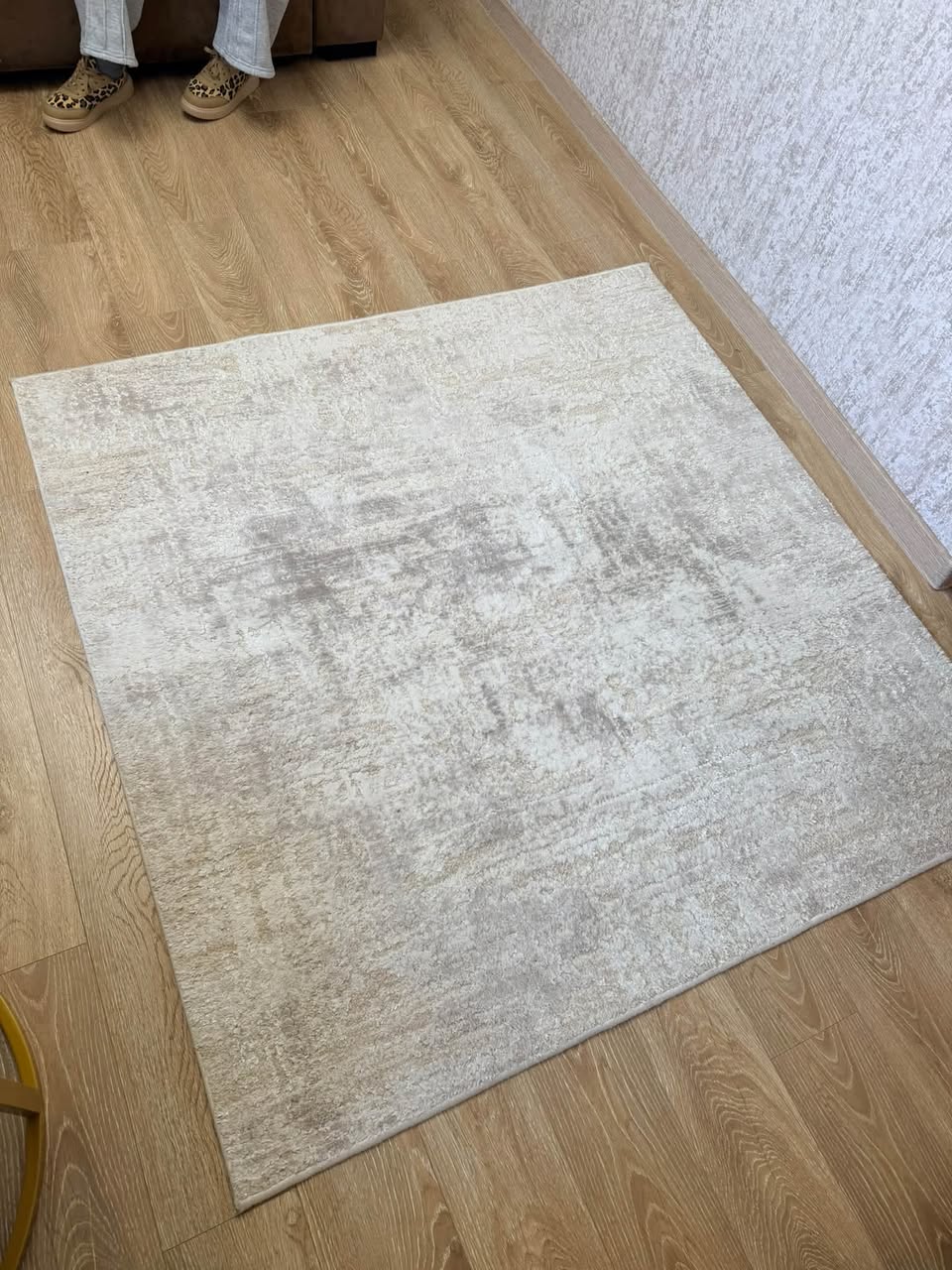 Beige area rug, 1.5 m