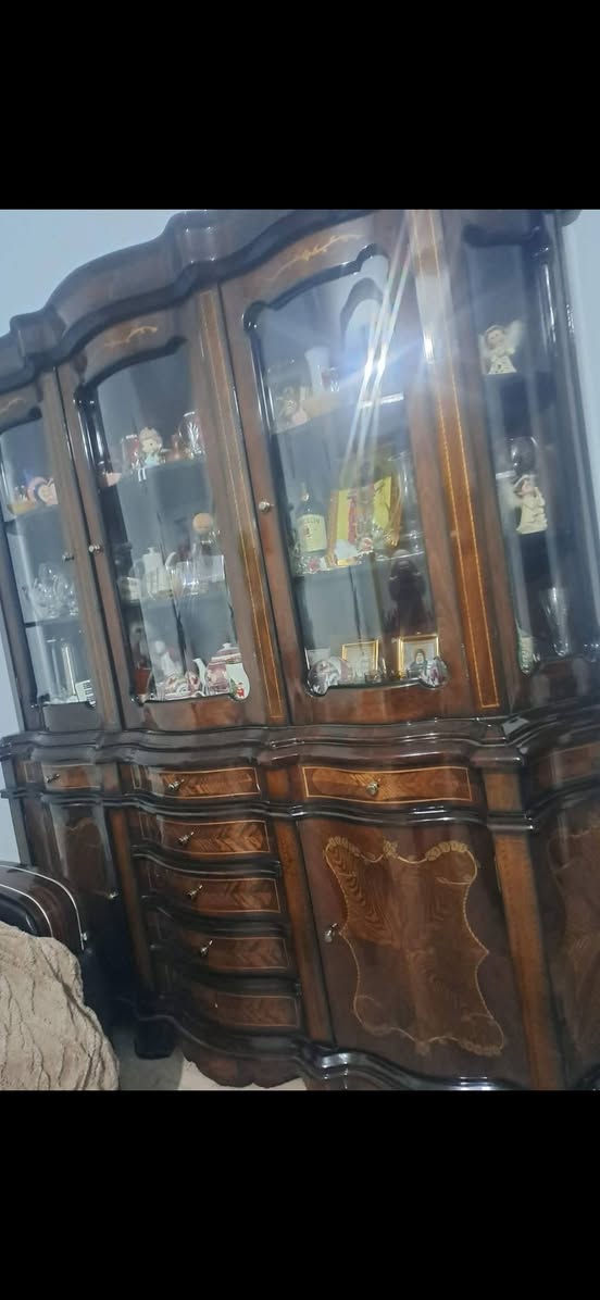Satılır.Makagon vitrin.Pul 1300₾