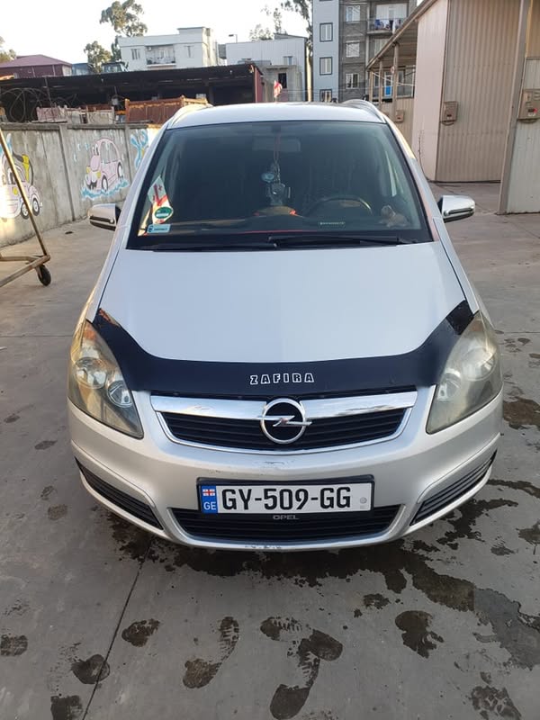 Բարի ընկերներ: Opel Zafira եվրոպական 1.8 շարժիչով