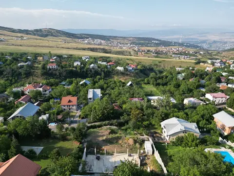 Toprak Parçası, Tiflis