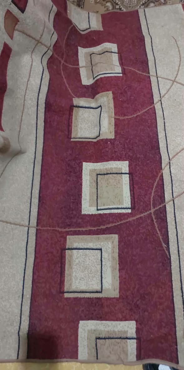 Kırmızı desenli halı koşu bandı